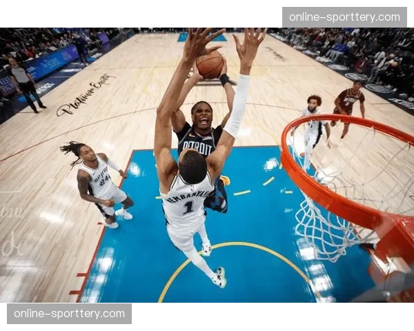 活塞杜伦场均10.6板3.8前场板 内线冲抢支撑二次进攻得分